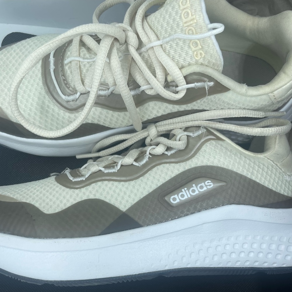 Women's Tan Adidas size 6!🌸